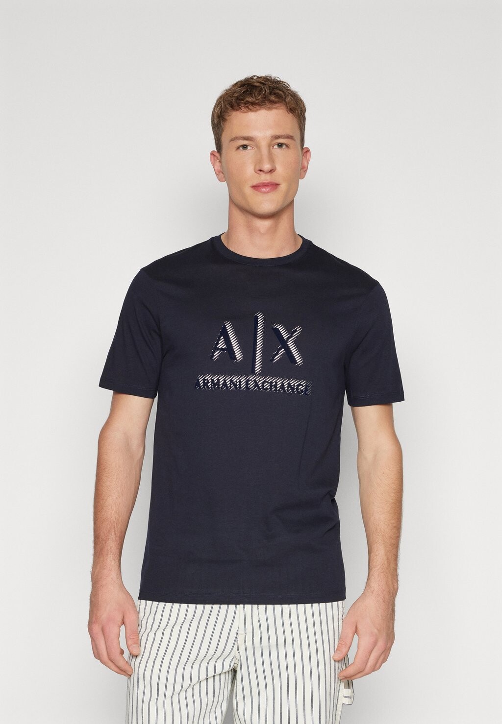 

Футболка с принтом Armani Exchange, темно-синий