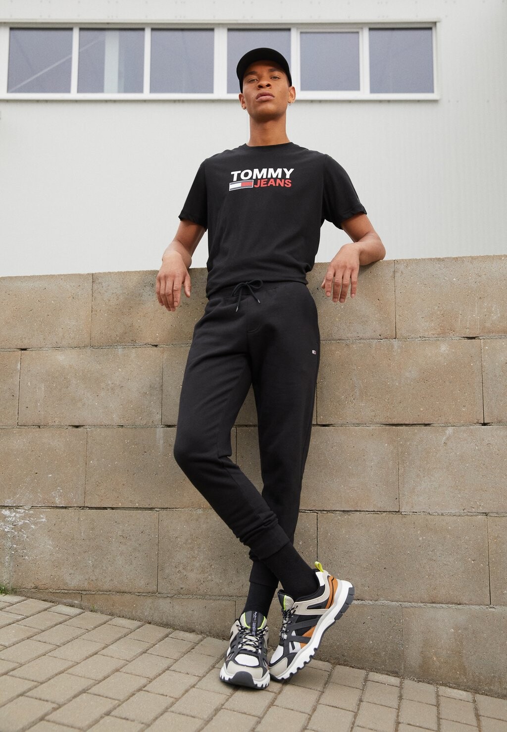 

Футболка с принтом LOGO TEE Tommy Jeans, черный