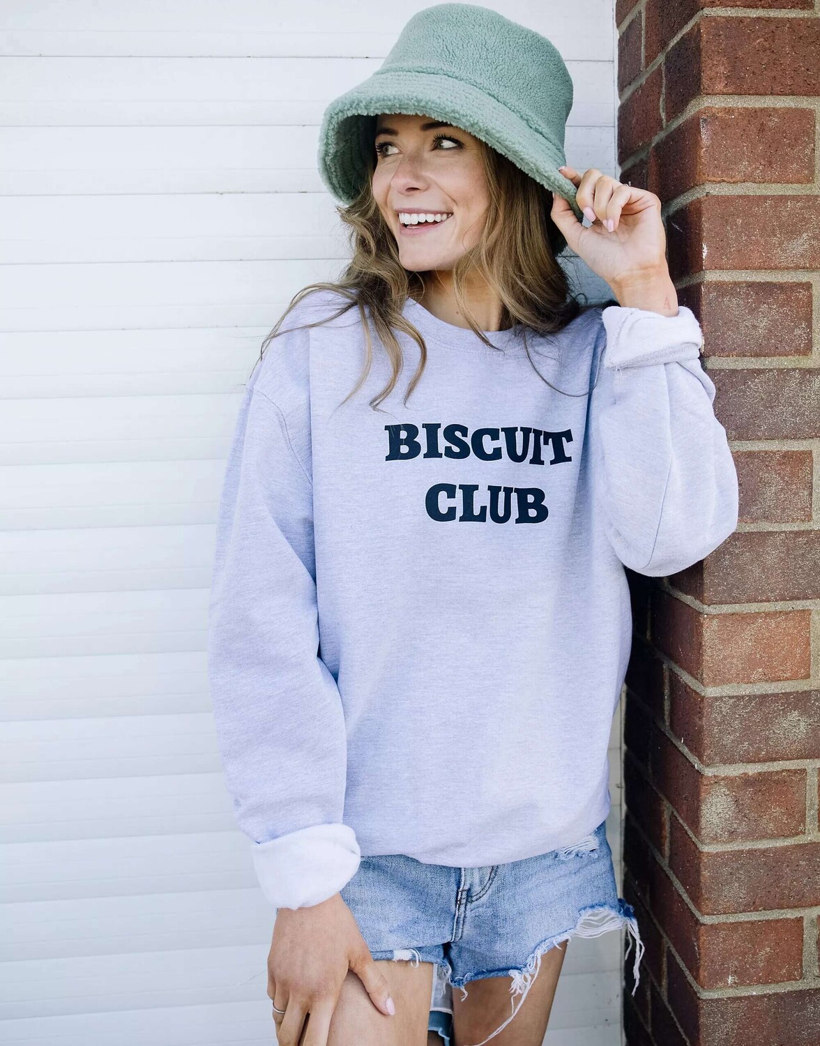 

Серый свитшот унисекс с надписью Biscuit Club Batch1