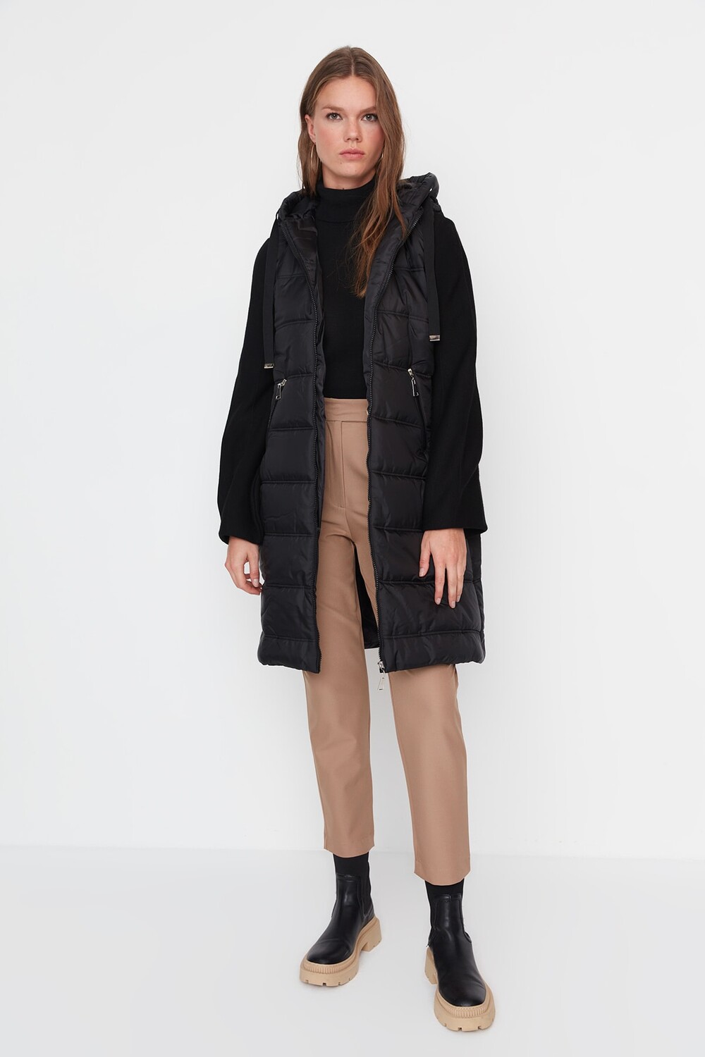

Черный пуховик с карманами и капюшоном Trendyol Modest