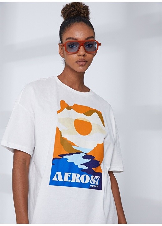 

Белоснежная женская футболка с круглым вырезом и принтом Aeropostale