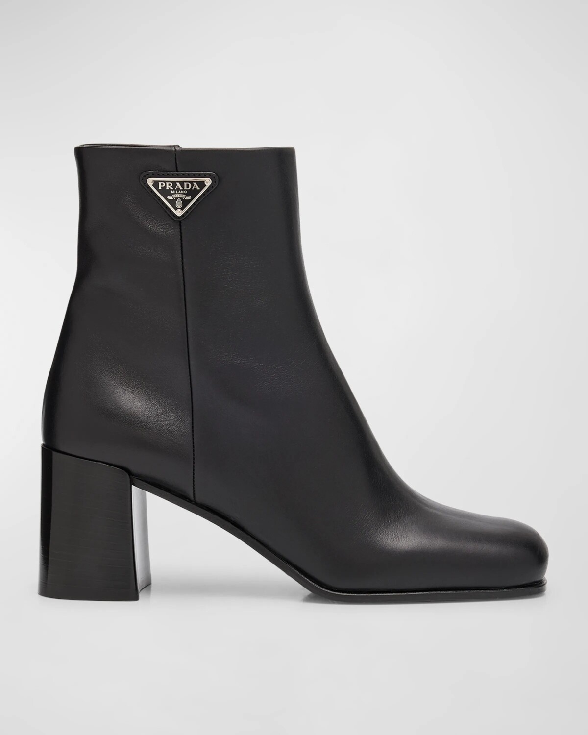 

Ботильоны из телячьей кожи на блочном каблуке Prada, цвет Nero