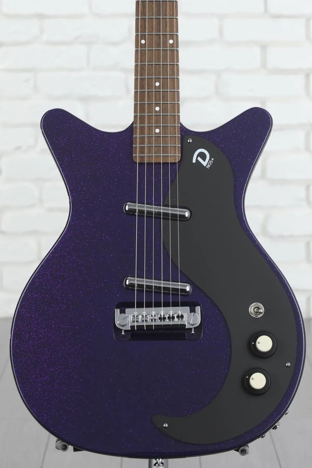 

Электрогитара Danelectro Blackout 59 - фиолетовая металлическая пластинка