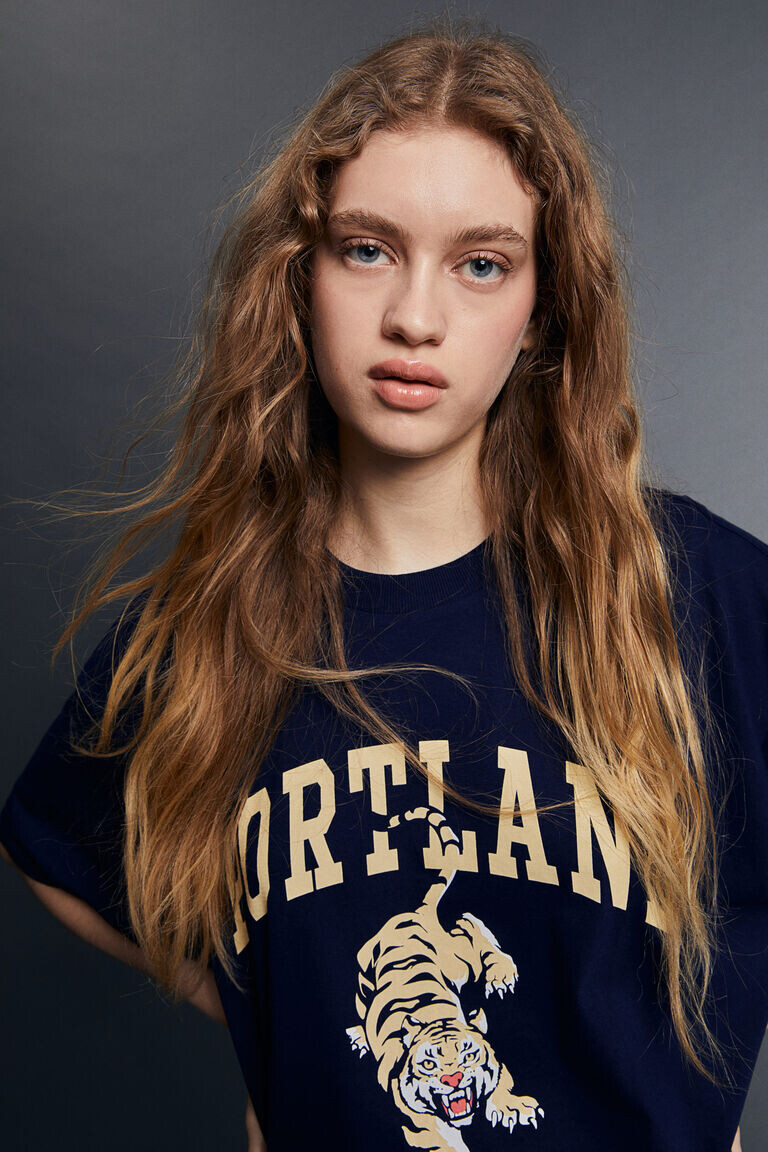 

Футболка оверсайз с принтом H&M, синий
