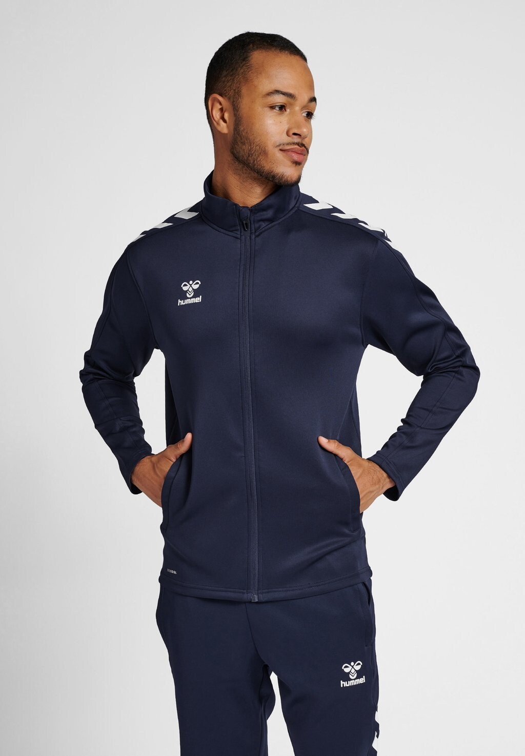 

Спортивная куртка Hummel