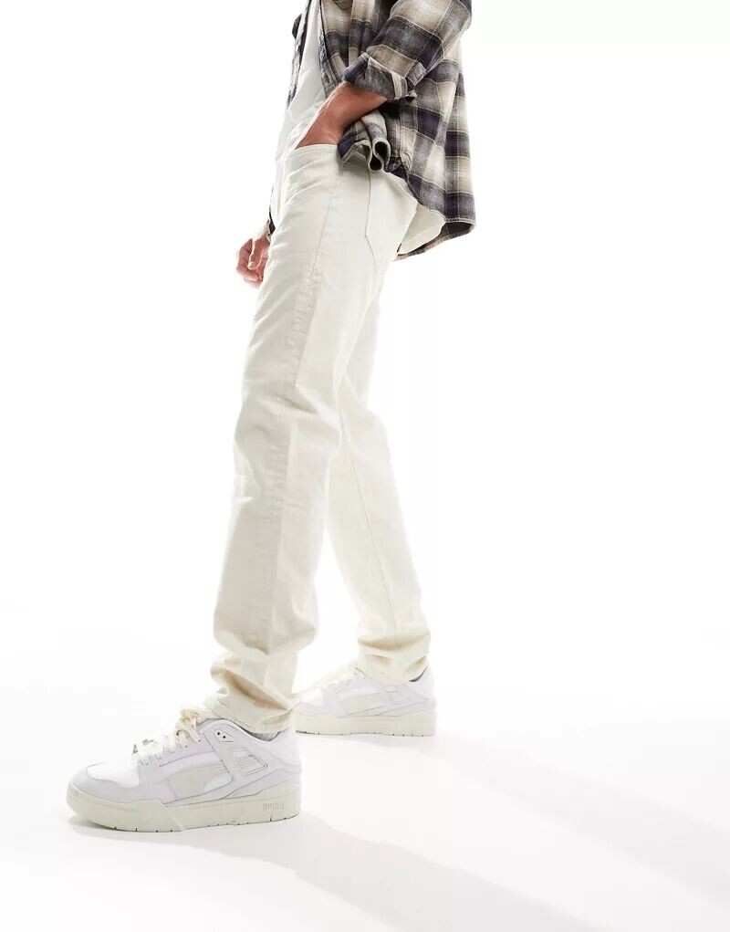 

Белые зауженные джинсы Levi's 502