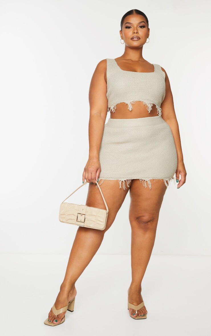 

PrettyLittleThing Трикотажная юбка Plus Stone с необработанным краем