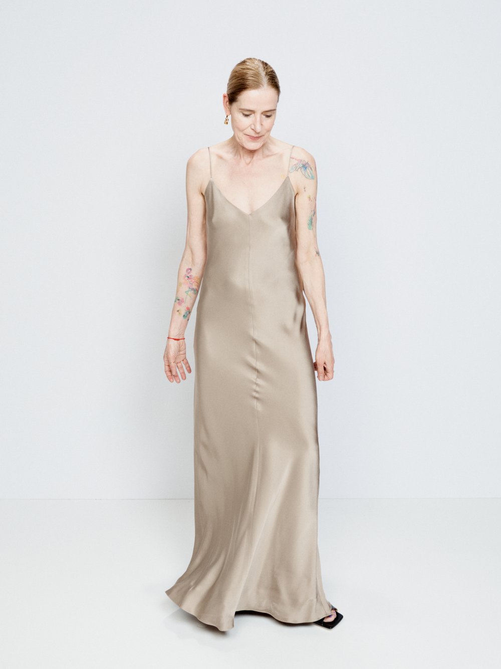 Платье макси из шелкового атласа с v-образным вырезом Raey, серый платье intimissimi коричневое 44 размер