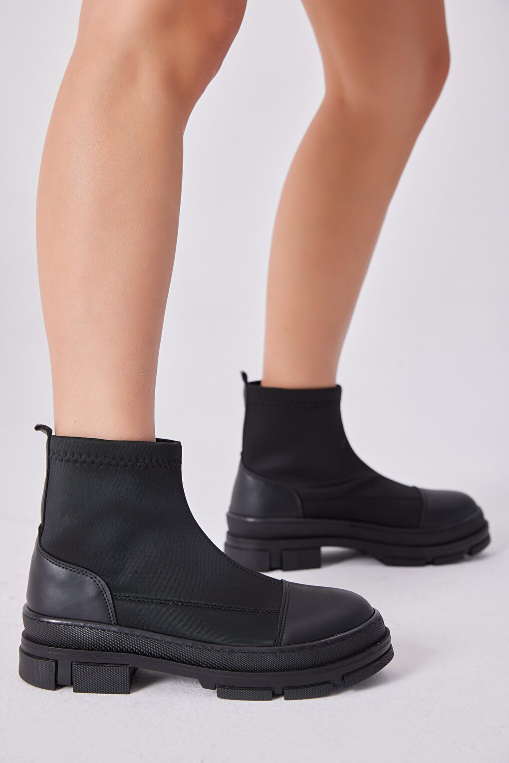 Женские черные лакированные кожаные женские лакированные ботинки на короткой цветной подошве TONNY BLACK