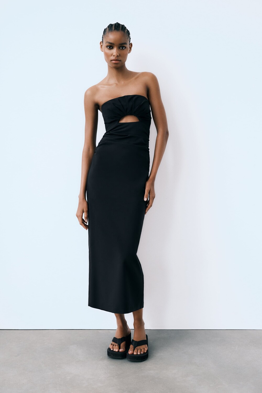 

Платье миди без бременей с декоративными вырезами Zara, черный