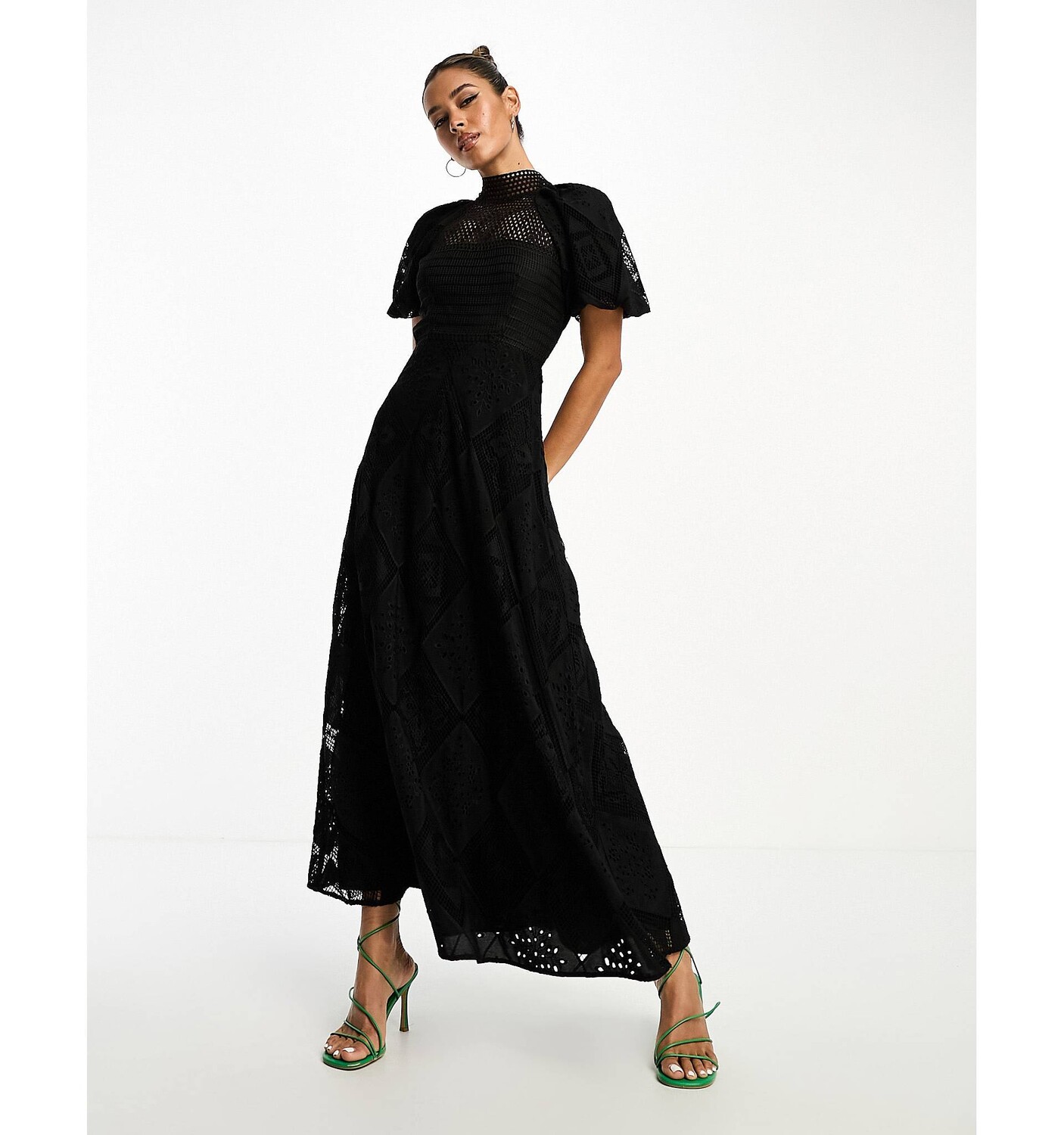 

Черное кружевное платье макси с нашивками и крючком ASOS DESIGN