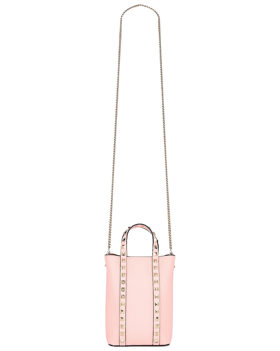 

Сумка кросс-боди Valentino Garavani Rockstud Pouch, цвет Rose Couture