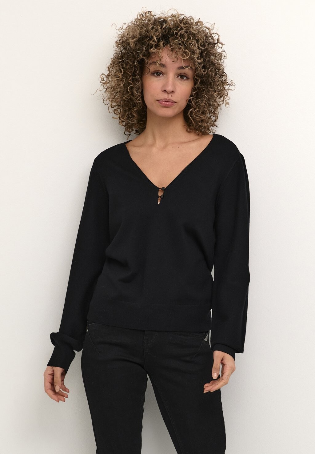 

Свитшот Cream VILLEA V NECK, цвет pitch black
