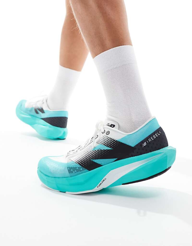 

Синие кроссовки для бега New Balance Fuel Cell Rebel
