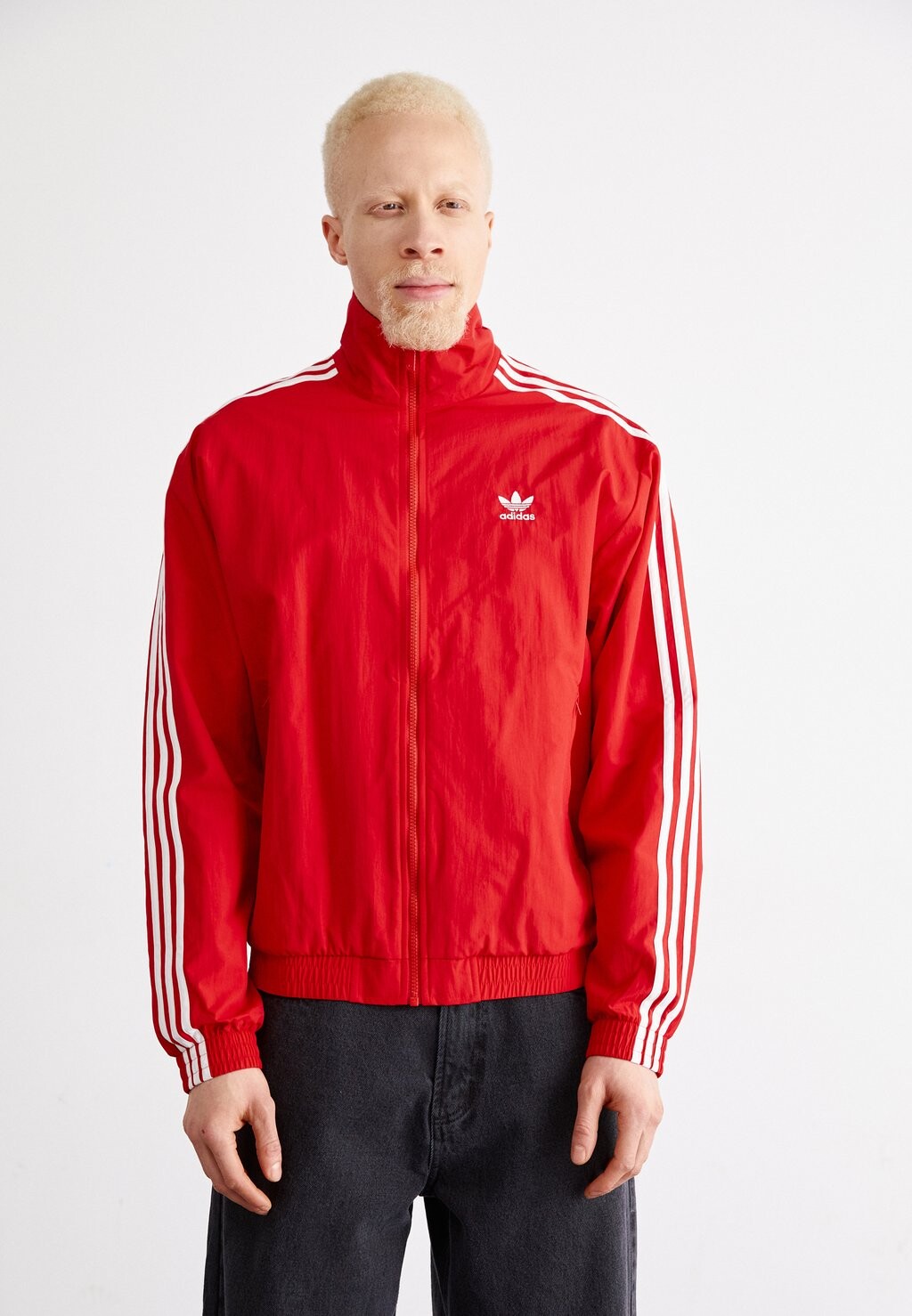 

Спортивная куртка adidas Originals, лучше алого цвета