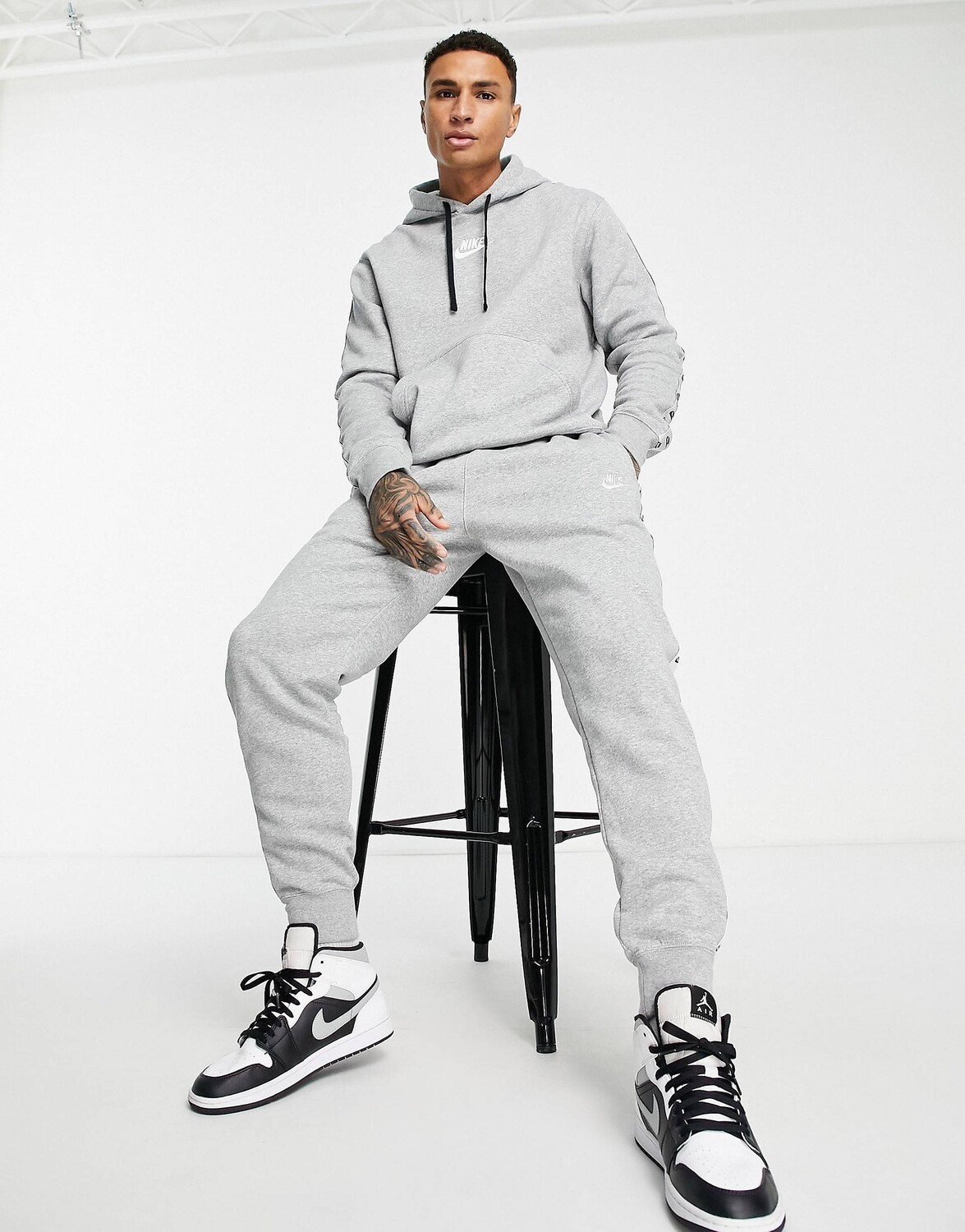 

Серый флисовый спортивный костюм с полосками по бокам Nike Club