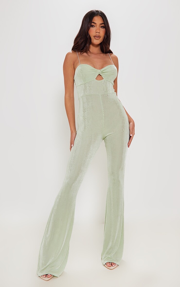 

PrettyLittleThing Зелёный ацетатный обтягивающий расклешенный комбинезон с закрученной грудью
