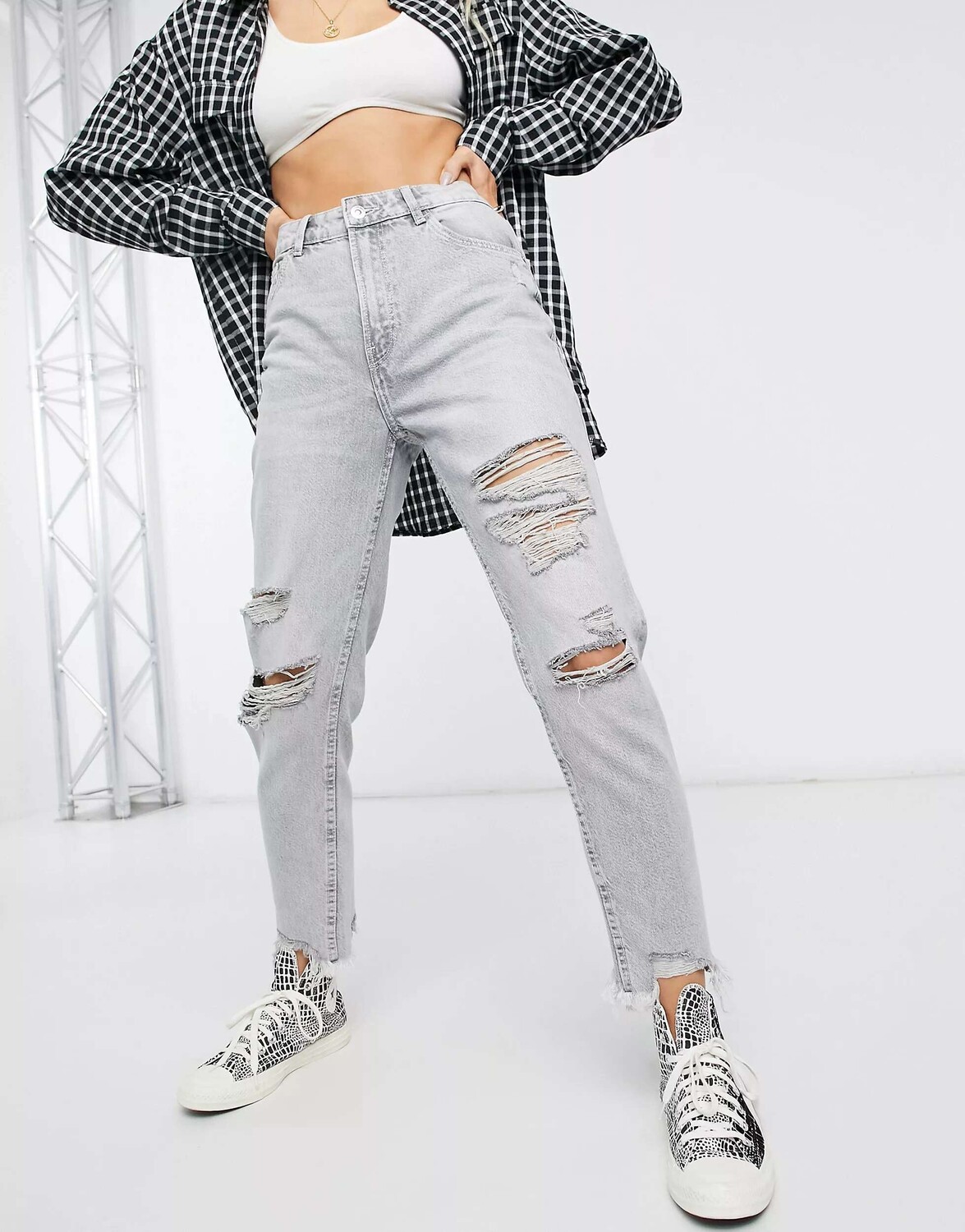 

Серые хлопковые джинсы «мом» Bershka с рваными краями и потертым краем