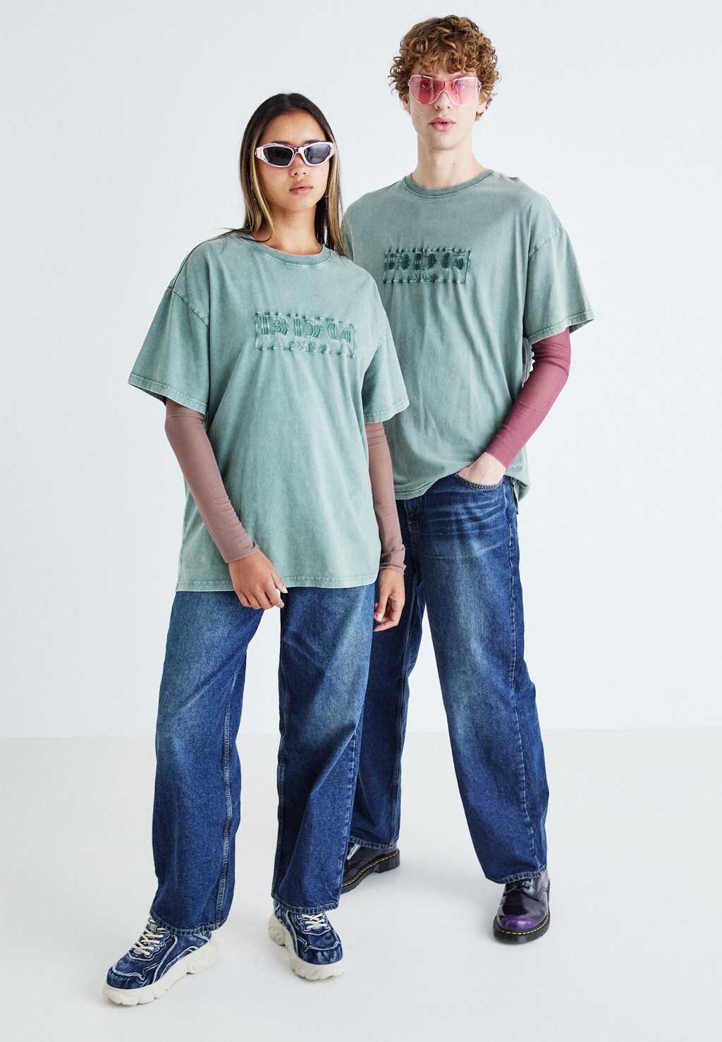 

Футболка с принтом Oversized Logo Acid Tee Unisex BDG Urban Outfitters, шалфей