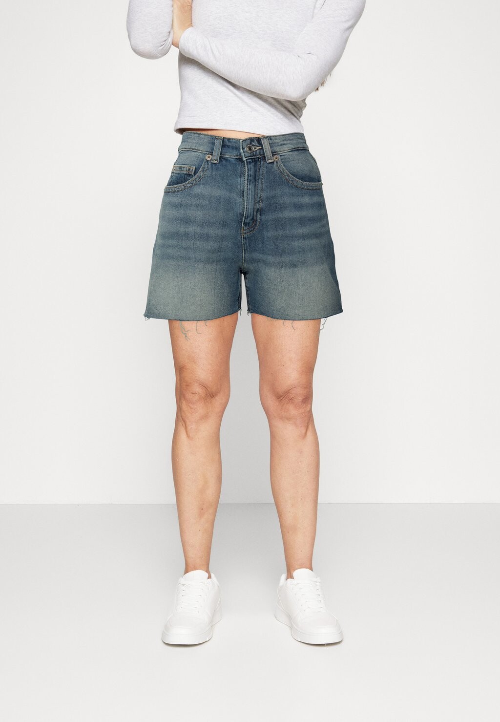 

Джинсовые шорты Guess