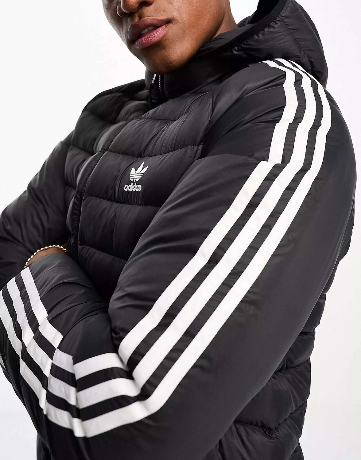 

Черная дутая куртка с капюшоном и 3 полосками adidas Originals, Черный