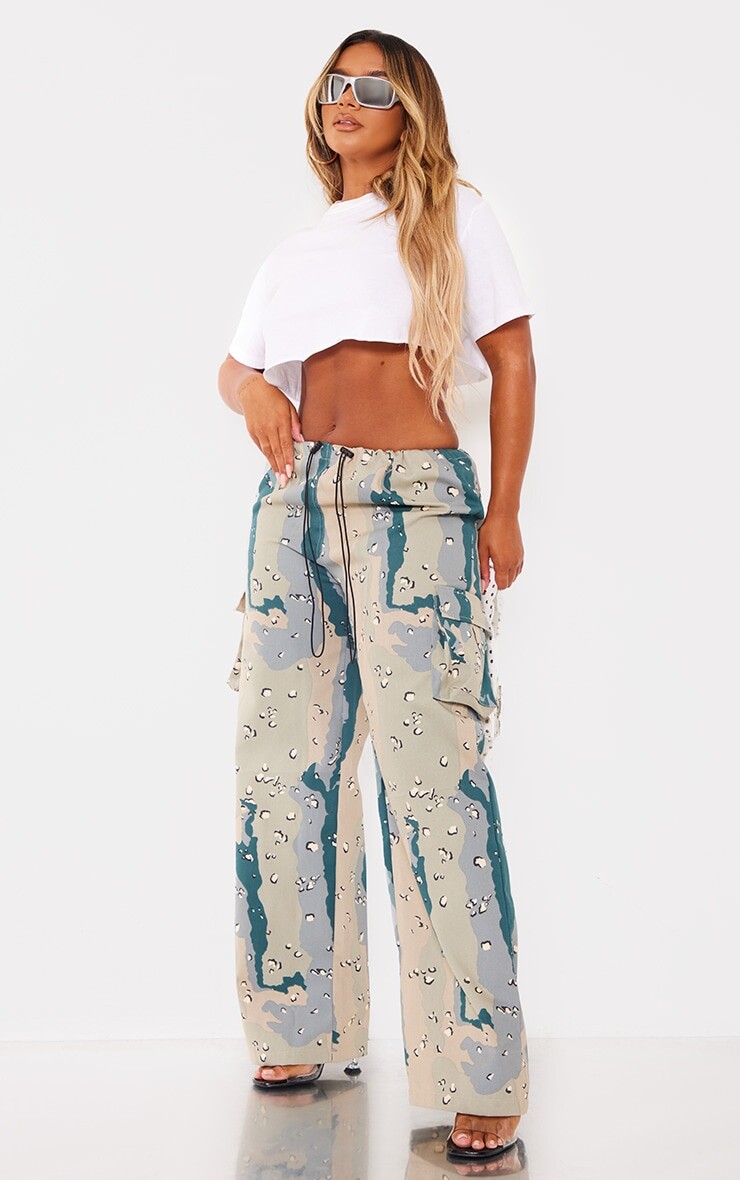 

PrettyLittleThing Форма - Синие камуфляжные брюки-карго с низкой посадкой и широкими штанинами, Синий
