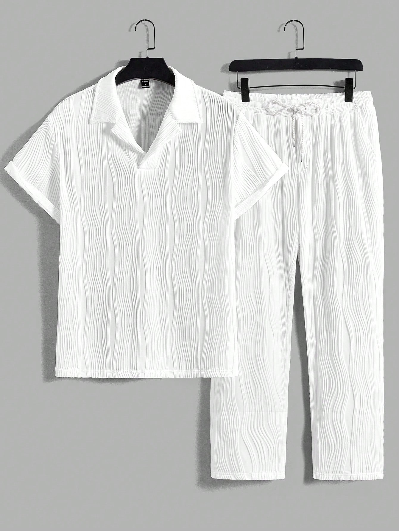 цена Мужской комплект из рубашки и брюк с монохромной текстурой Manfinity Homme, белый