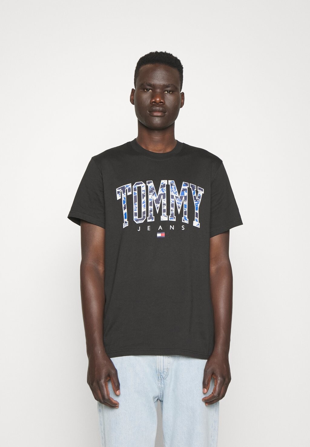 

Футболка с принтом CAMO COLLEGE TEE Tommy Jeans, черный