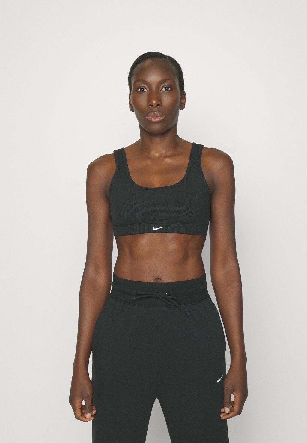 

Спортивный бюстгальтер с легкой поддержкой Nike, черно-белый