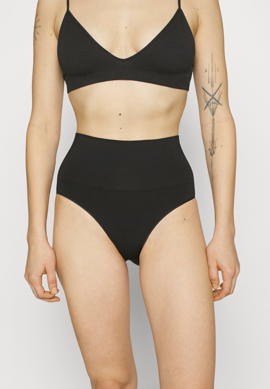 

Корректирующее белье Spanx