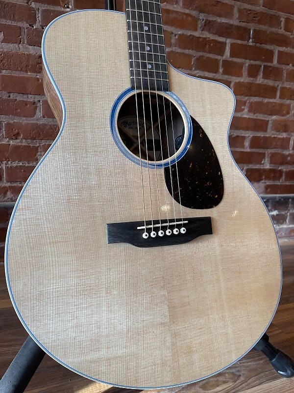 

Акустическая гитара Martin SC-13E-01
