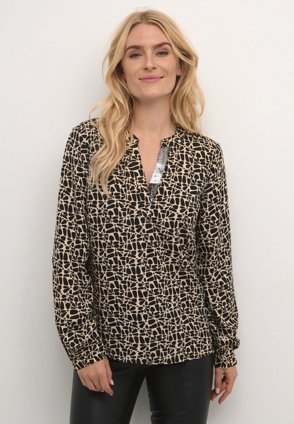 

Блузка Kaffe BPFABIA LONG SLEEVE, цвет sand black flower print