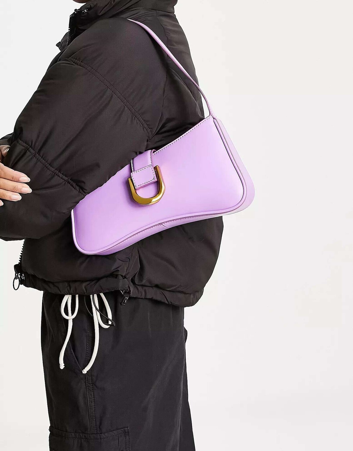 

Сумка на плечо Charles & Keith фиолетового цвета с золотой пряжкой