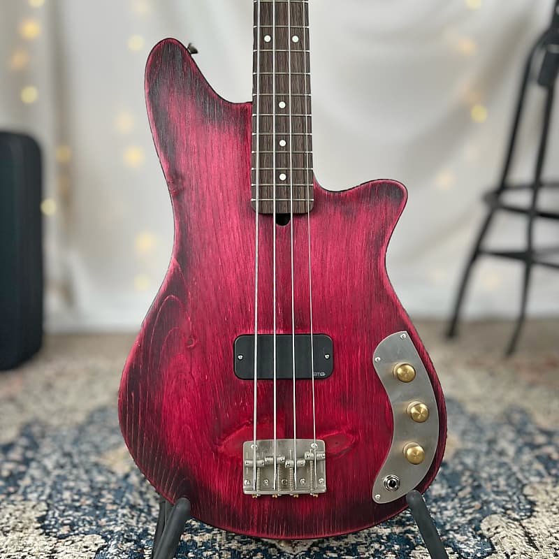 

Басс гитара Offbeat Guitars Shelby 30" Short Scale Bass in Bordeaux Glow on Pine, Walnut Neck with Wenge Fretboard, EMG TBHZ Pickup and EXB Control