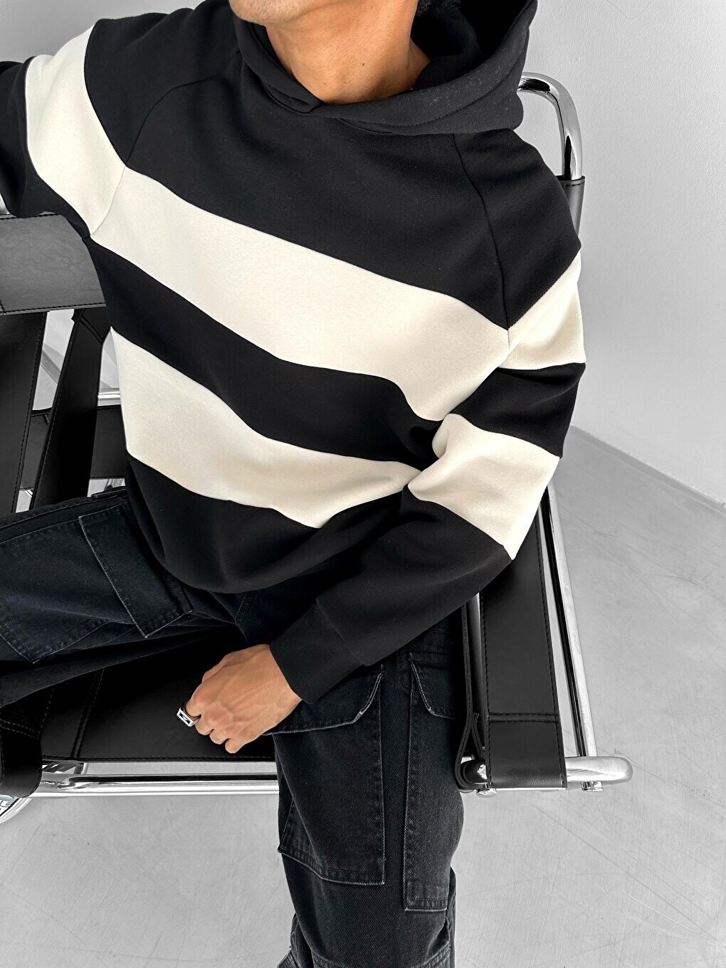 

Полосатый свитшот с капюшоном Oversize Черный ablukaonline