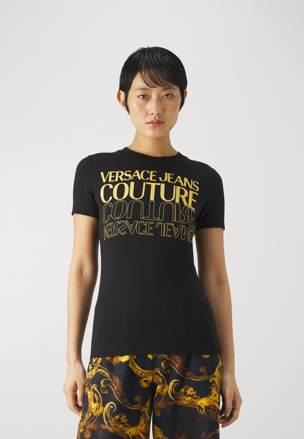 

Футболка с принтом UPSIDE DOWN Versace Jeans Couture, черный