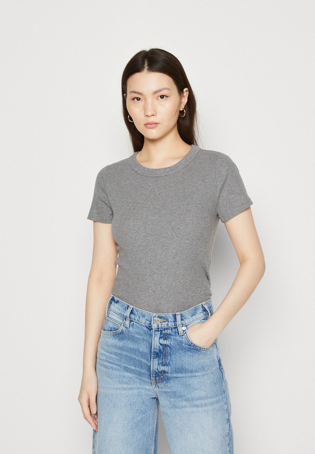 

Базовая футболка Banana Republic