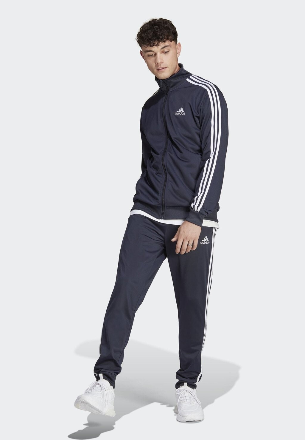 

Спортивный костюм Adidas