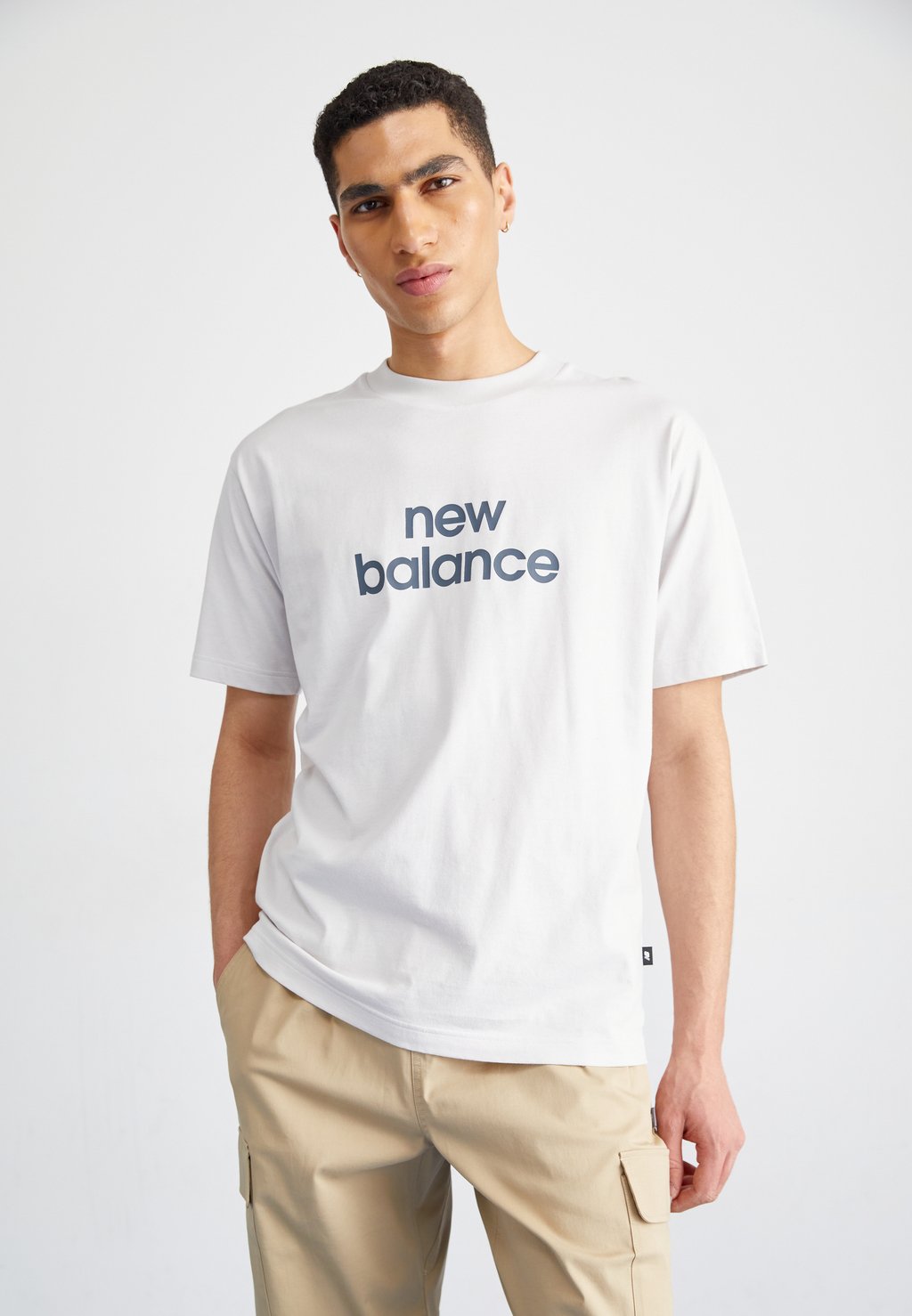 

Футболка с принтом LINEAR LOGO RELAXED TEE New Balance, цвет grey matter