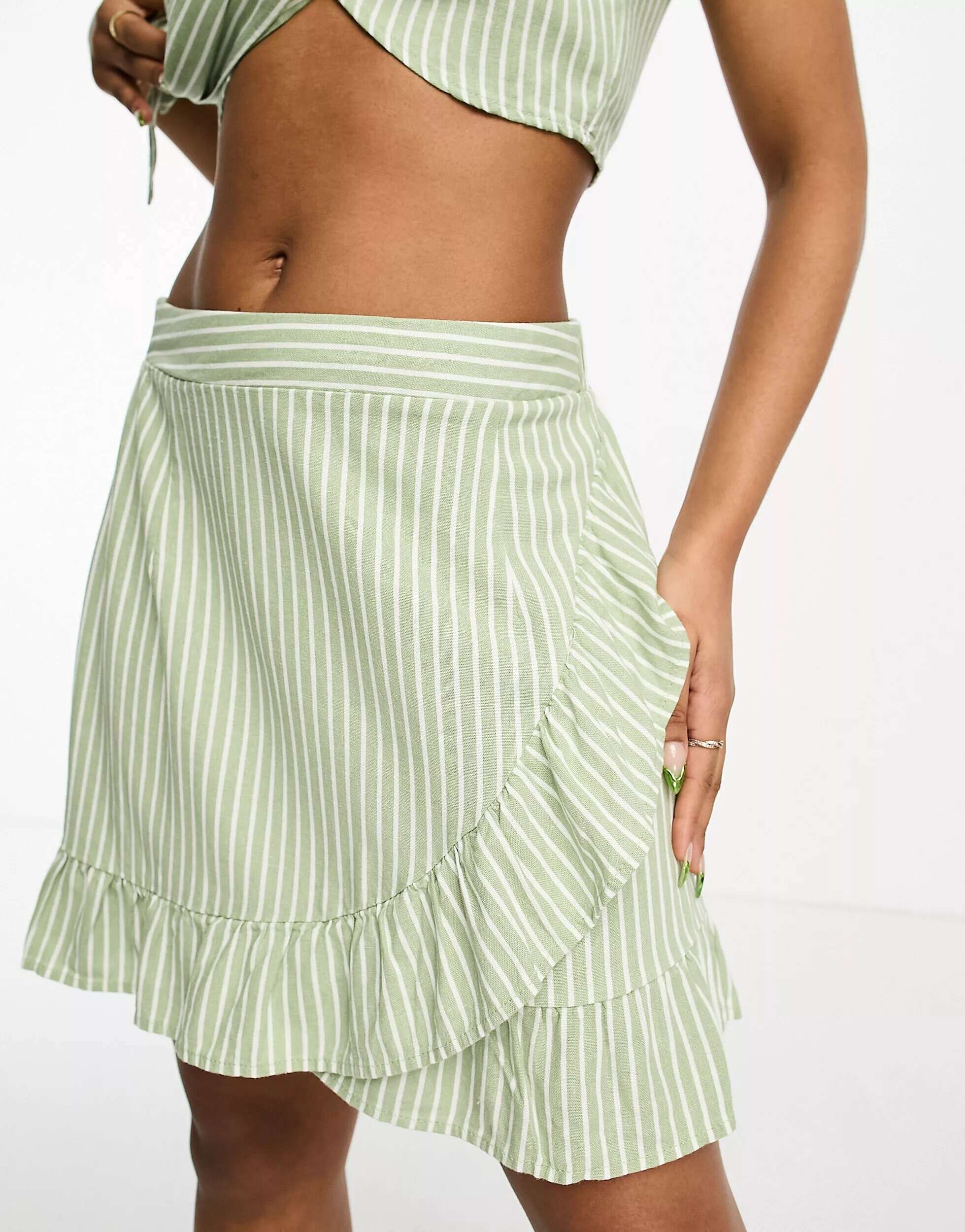 Льняная мини-юбка с оборками и запахом Vero Moda в зеленую полоску