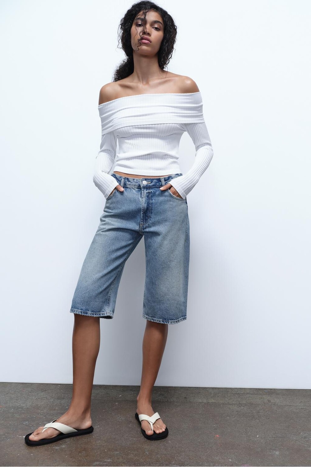 

Бесшовный топ в ребрику с открытыми плечами ZARA, белый