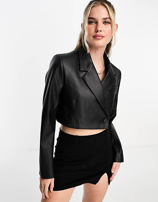 

Черный укороченный пиджак из искусственной кожи Pull&Bear
