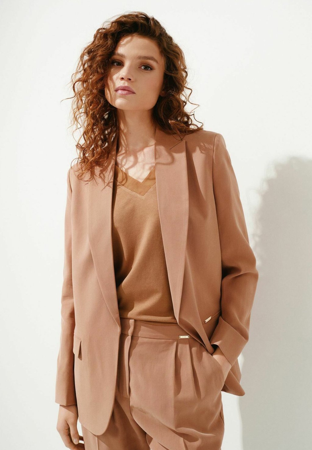 Короткое пальто OCHNIK, коричневый
