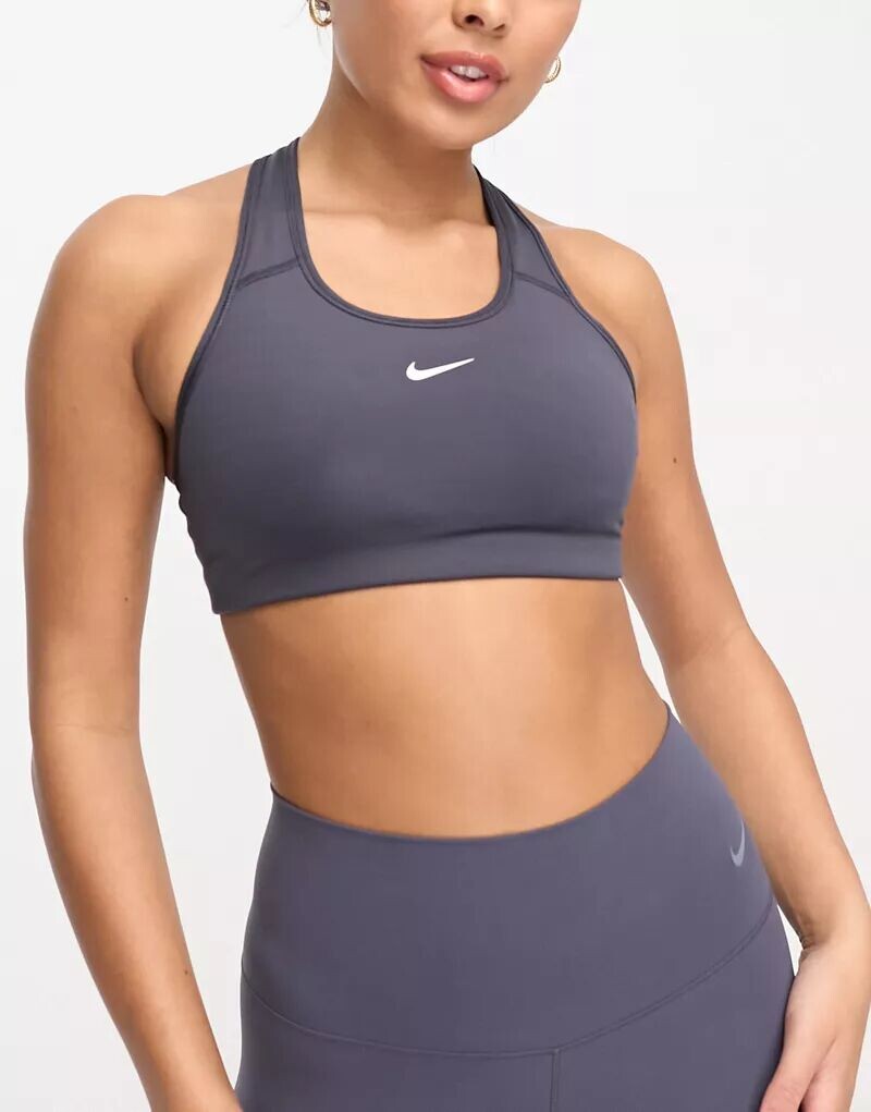 

Серый спортивный бюстгальтер с мягкой поддержкой и легкой поддержкой Nike Swoosh dri fit