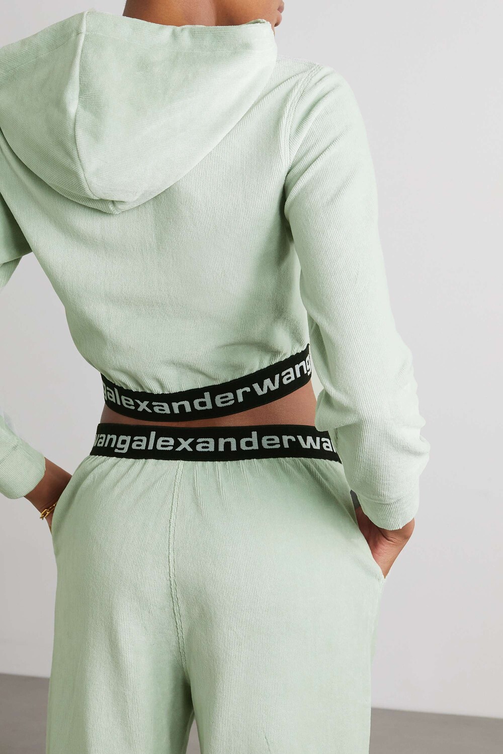 

T BY ALEXANDER WANG Укороченная толстовка с капюшоном из эластичного вельветового смесового хлопка, светло-серый