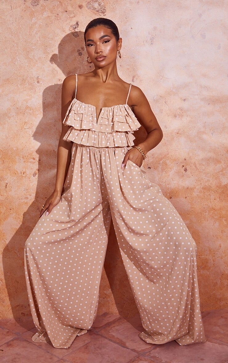 

PrettyLittleThing Комбинезон с широкими штанинами и рюшами в горошек Stone