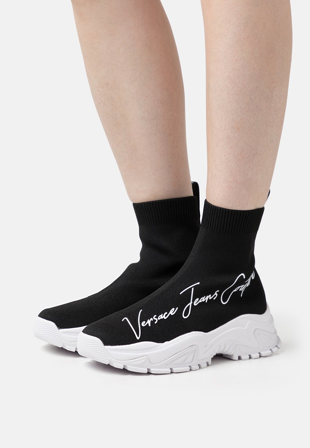 цена Высокие кроссовки Versace Jeans Couture, черный