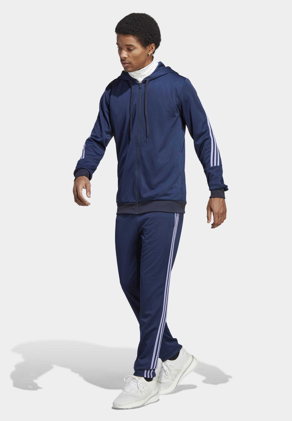 

Спортивный костюм Adidas