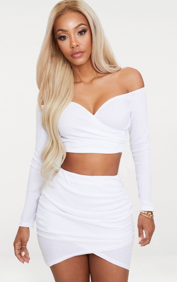 

PrettyLittleThing Белый укороченный топ в рубчик с запахом и открытыми плечами Shape