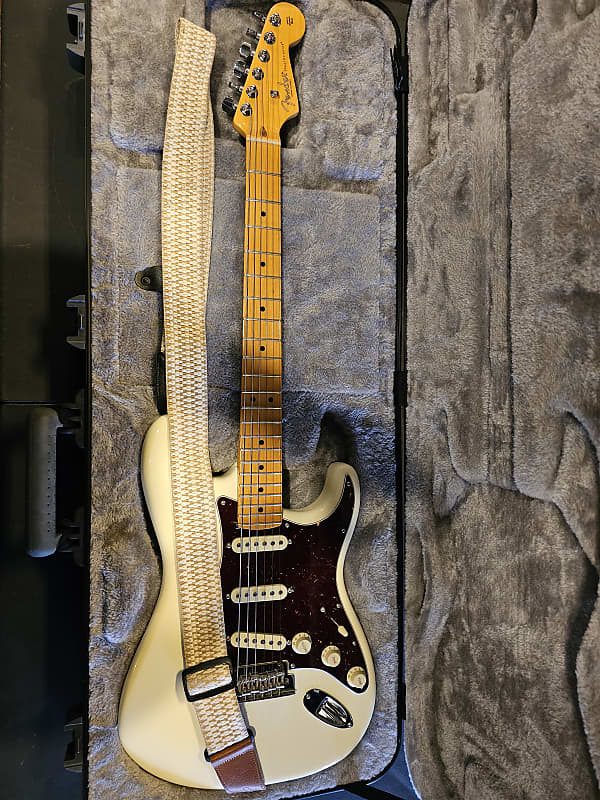 Электрогитара Fender American Pro Player Stratocaster with Maple Fretboard 2018 - Present - Polar White бутик на кленовой улице серова м с